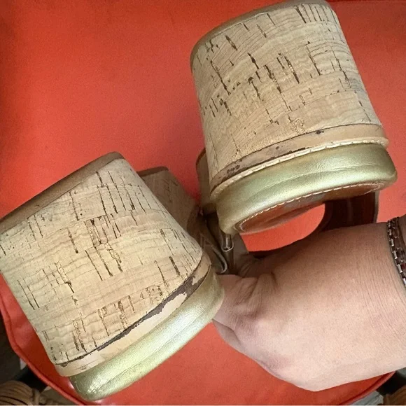 EUC Fitflop gold platform sandals - Picture 6 of 7